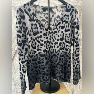 360 Cashmere Black and Gray Leopard Print Long Sleeve V-Neck Sweater size Large